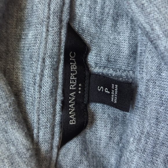 Banana Republic. Women's Mock Turtleneck. Mid sleeve. Grey. Size Small. - Picture 3 of 6